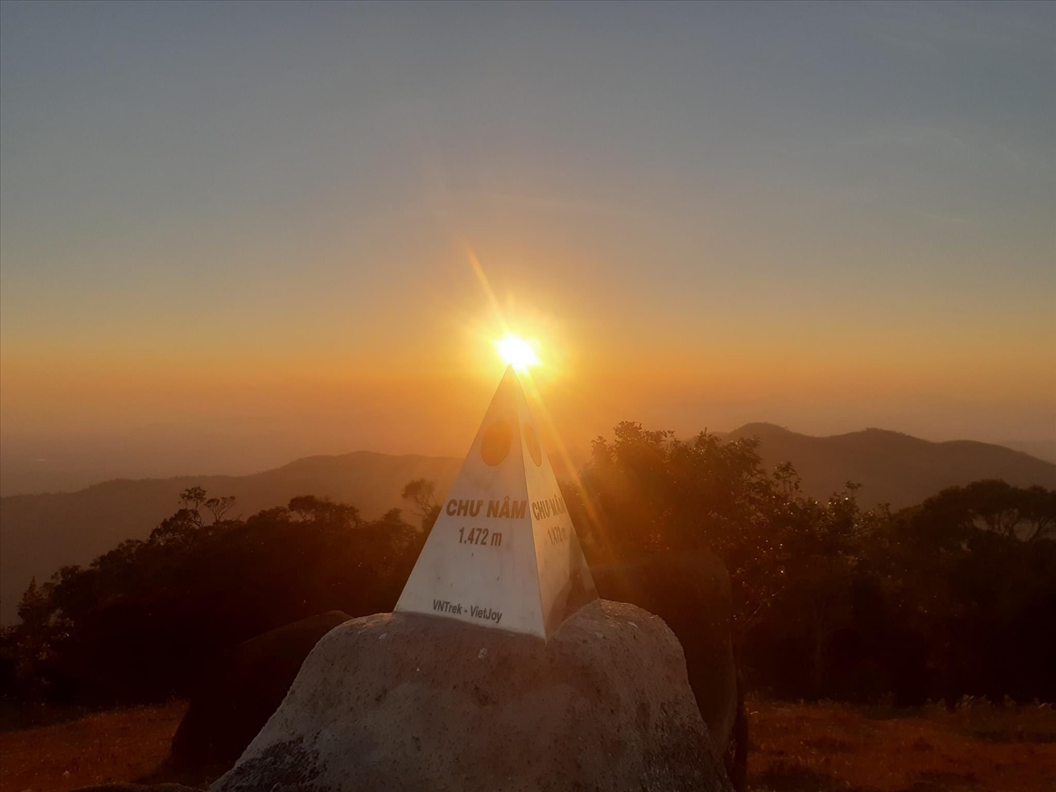 Bình minh trên đỉnh núi Chư Nâm